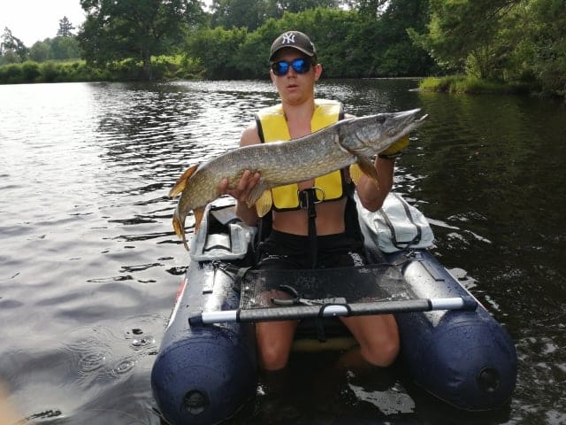 Melvin et un trés beau brochet de 94 cm pris au leurre.