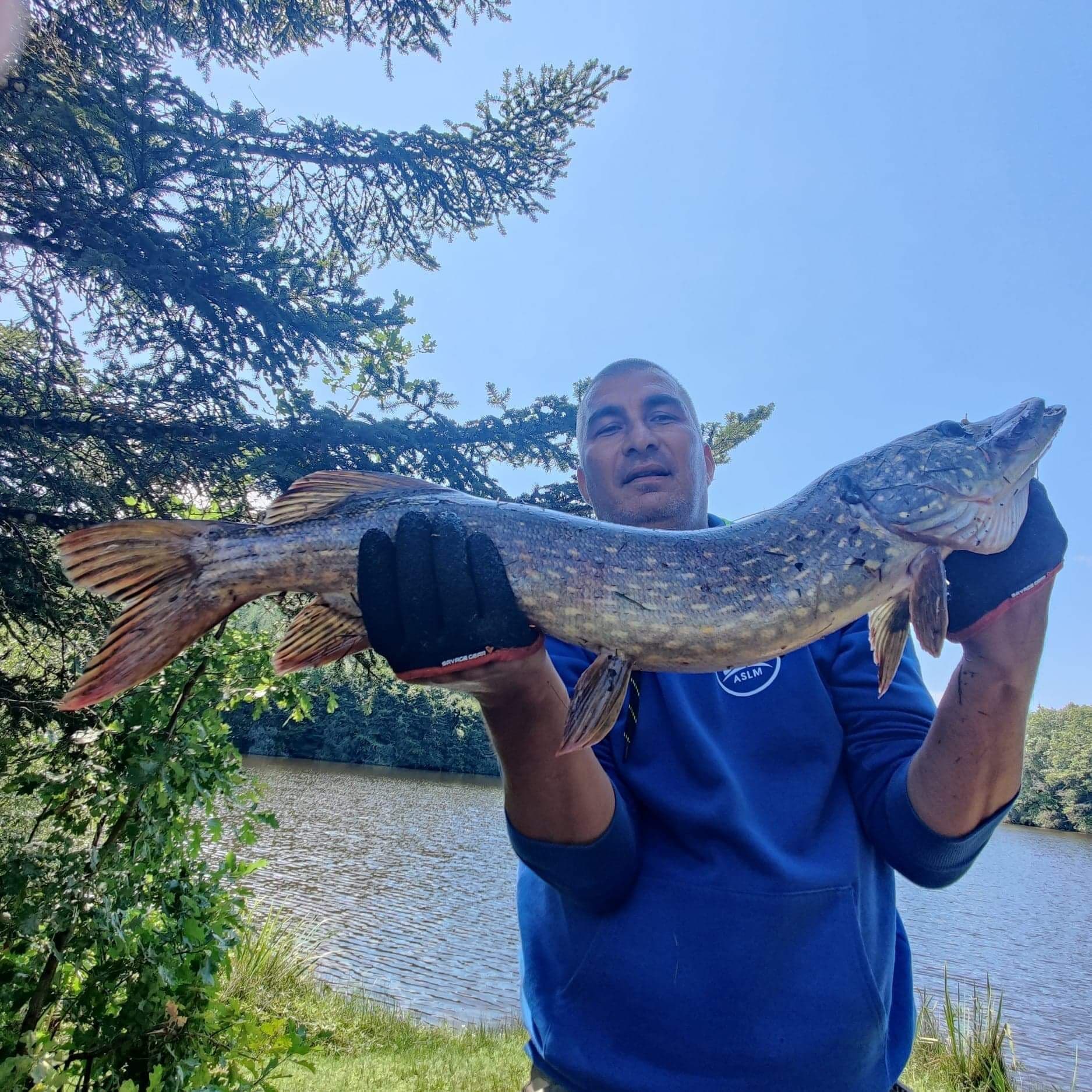 Olivier et un brochet de 80cm Août 2022.