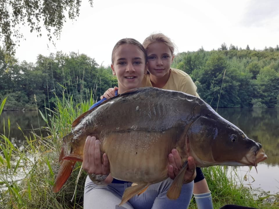 Lina, Clara et Yves Juillet 2022, carpe la plus grosse pour Yves, 16 kg