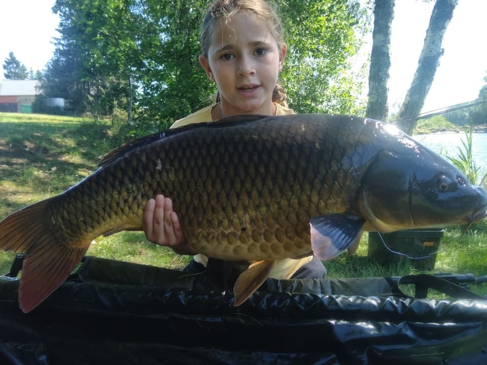 Lina, Clara et Yves Juillet 2022, carpe la plus grosse pour Yves, 16 kg